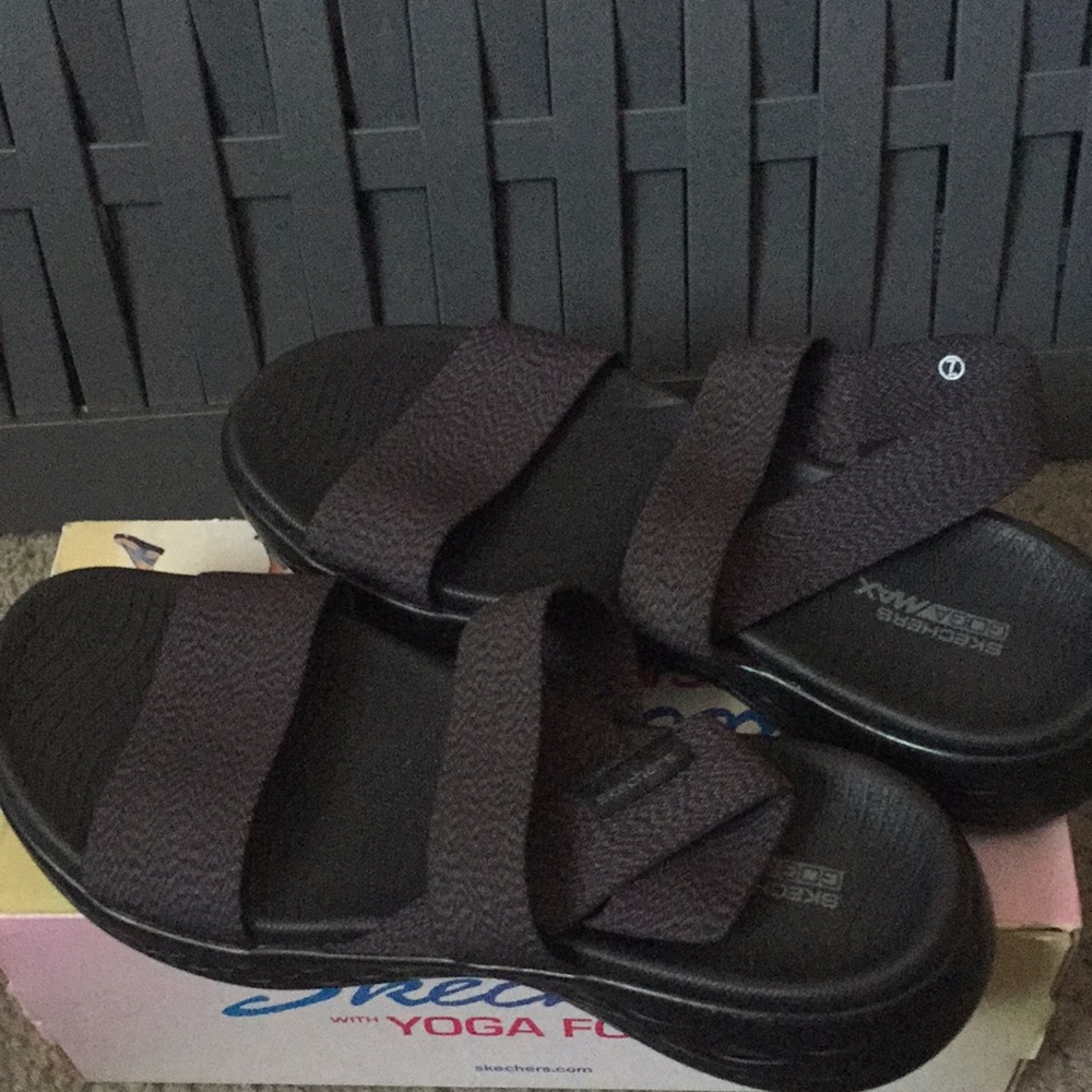 SKECHERS GOGA MAX ALL BLACK SANDALS SIZE 7